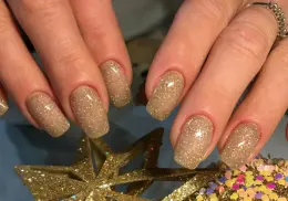 Manicura: los mejores diseños de “uñas de oro” que son virales esta temporada