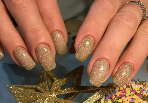 Manicura: los mejores diseños de "uñas de oro" que son virales esta temporada