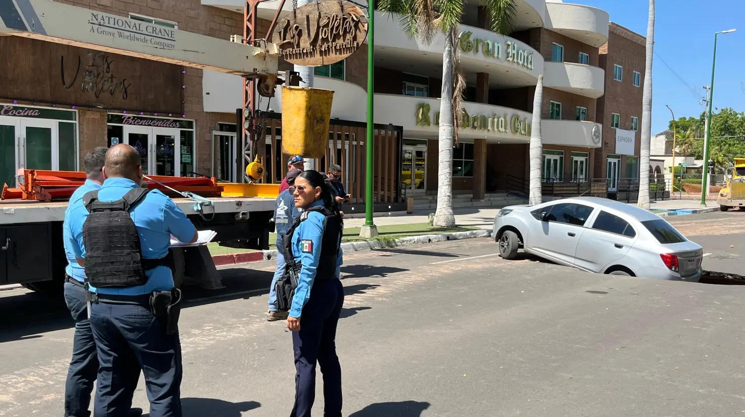 Cae vehículo a socavón en la calle Náinari de Ciudad Obregón
