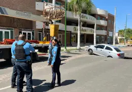 Cae vehículo a socavón en la calle Náinari de Ciudad Obregón