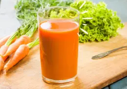¿Cuáles son los beneficios de tomar jugo de zanahoria y cómo prepararlo?