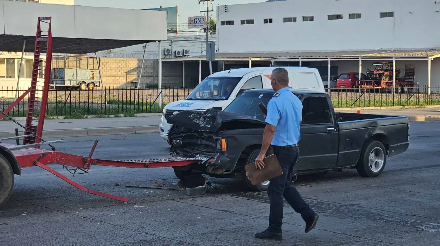 Choca pick up con remolque en la calle Jalisco, en Ciudad Obregón