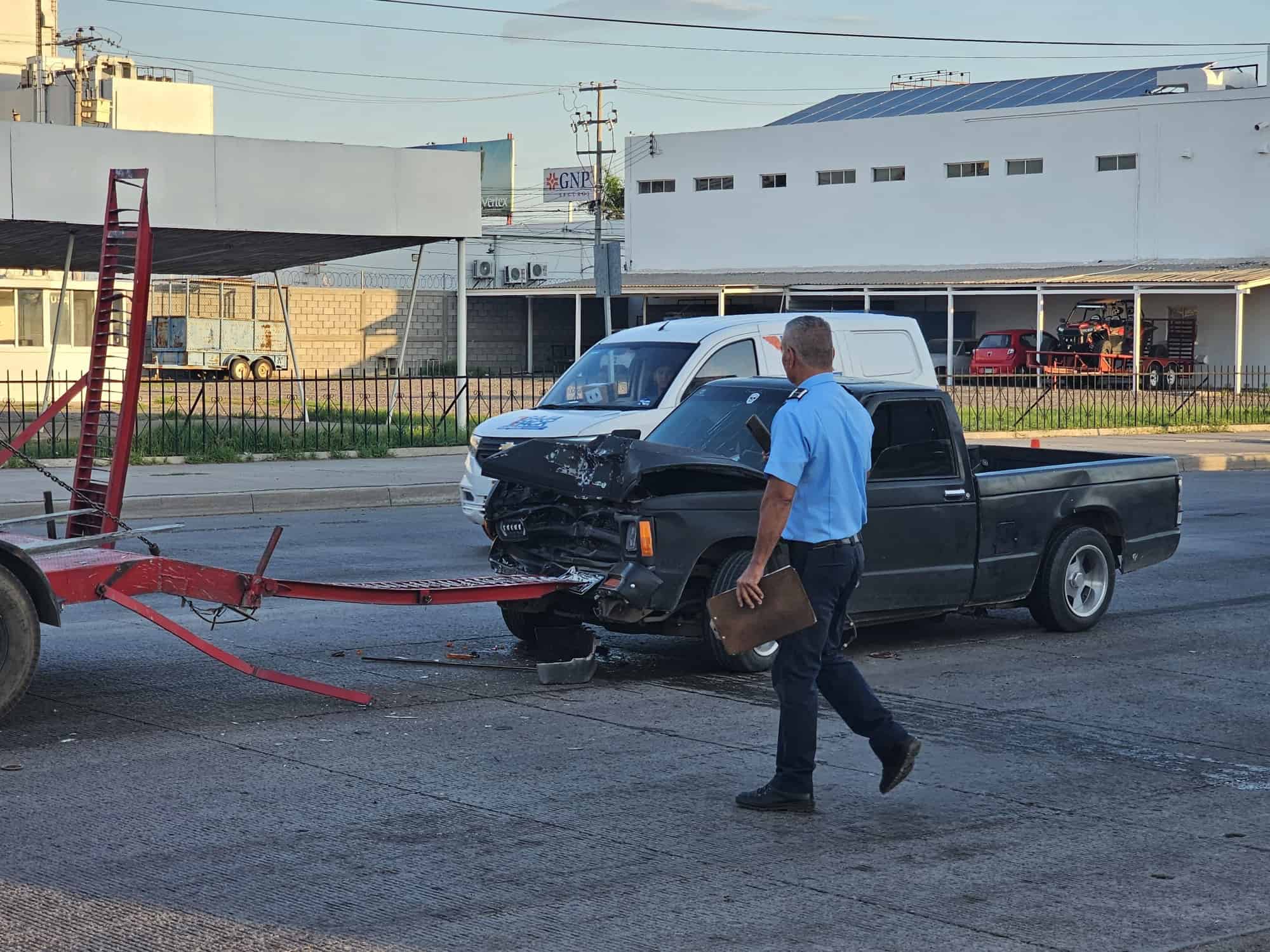 Choca pick up con remolque en la calle Jalisco, en Ciudad Obregón