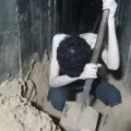 VIDEO | Rehén israelí es obligado a cavar su propia tumba