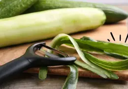 ¿Por qué cada vez más gente coloca cáscaras de pepino en las ventanas?