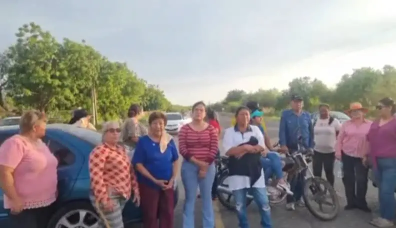 Habitantes de Hornos cierran calle por falta de agua; Oomapasc trabaja en restaurar el servicio