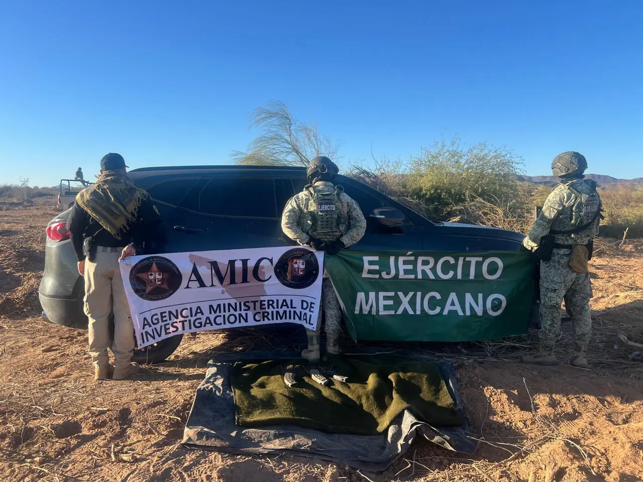 Aseguran vehículo robado y cargadores en Sonoyta