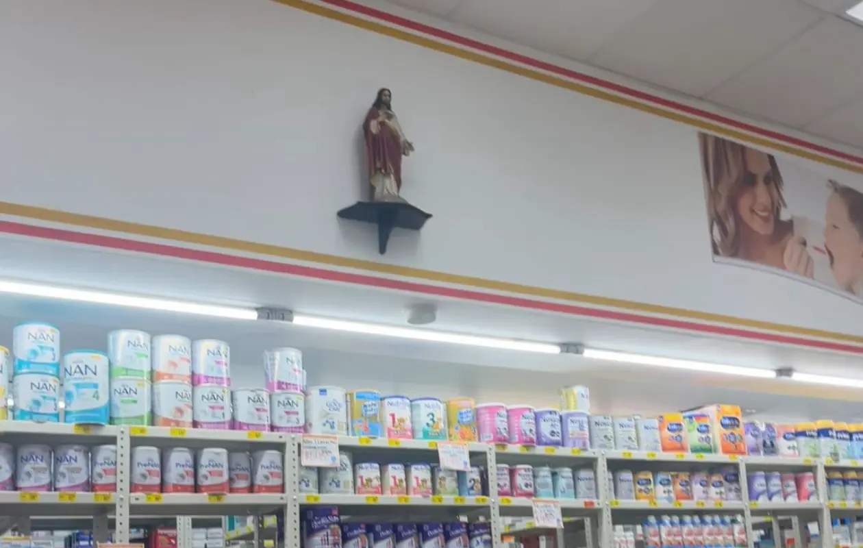 Está en una pared de todas las sucursales.