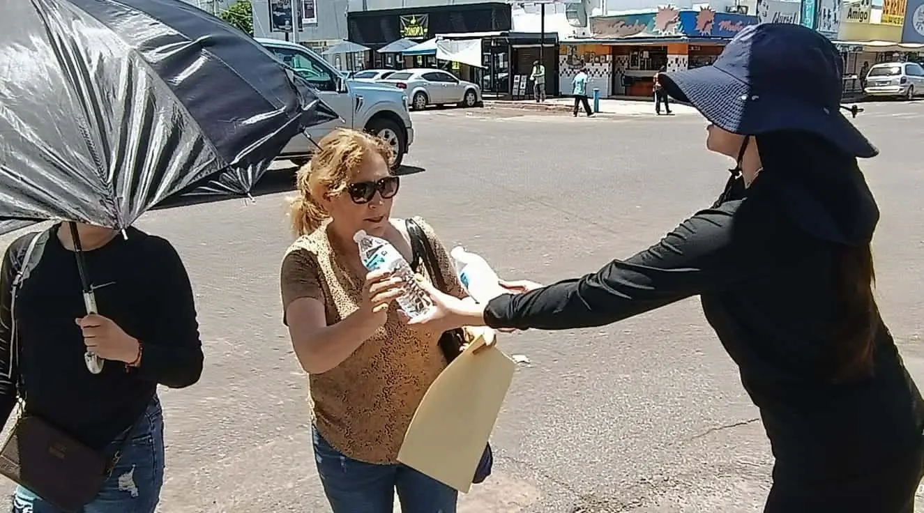 Por el calor, Protección Civil instala punto de hidratación en Cajeme
