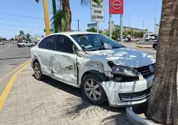 Se impacta vehículo con palma en la salida sur de Ciudad Obregón