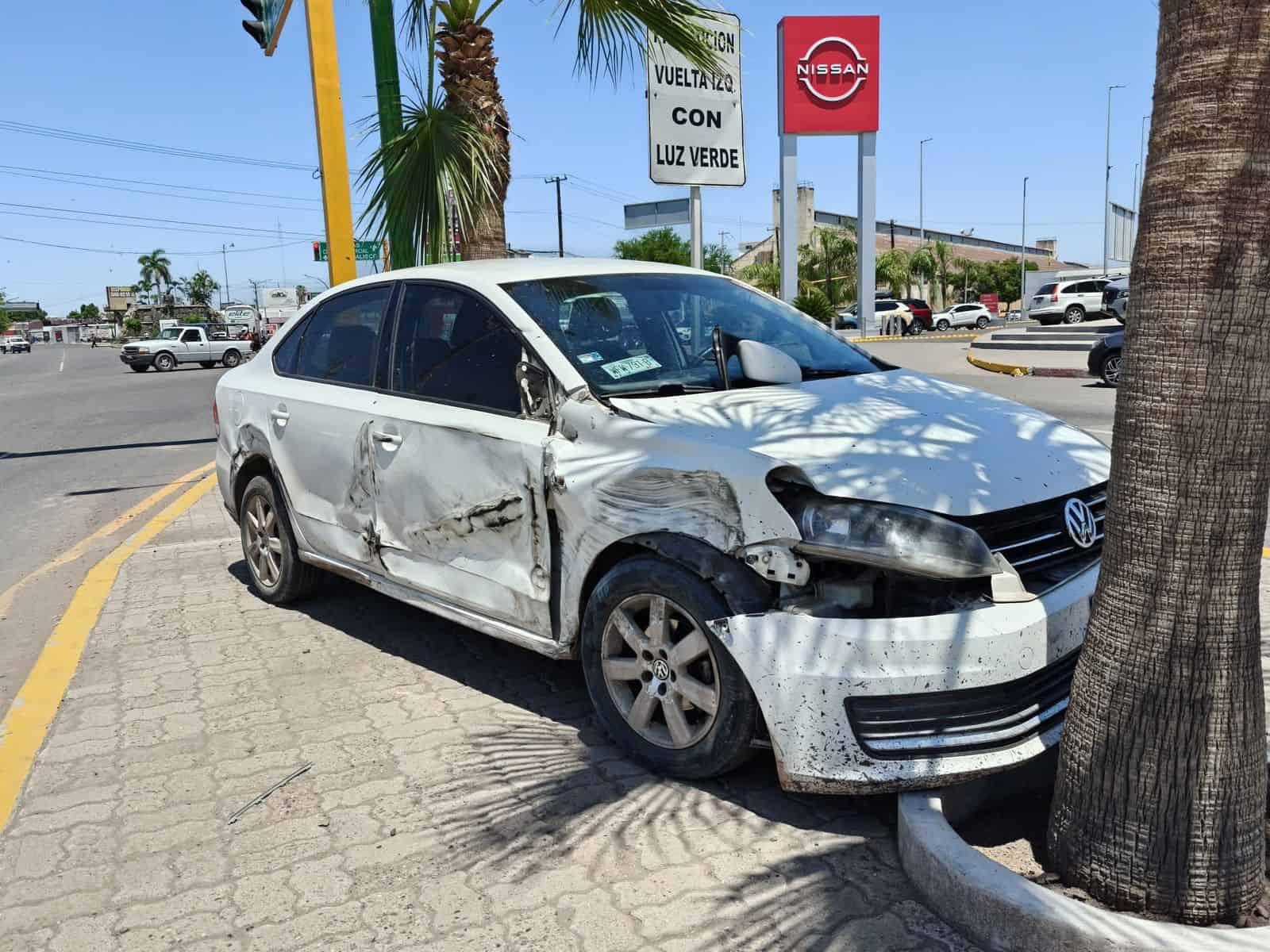 Se impacta vehículo con palma en la salida sur de Ciudad Obregón