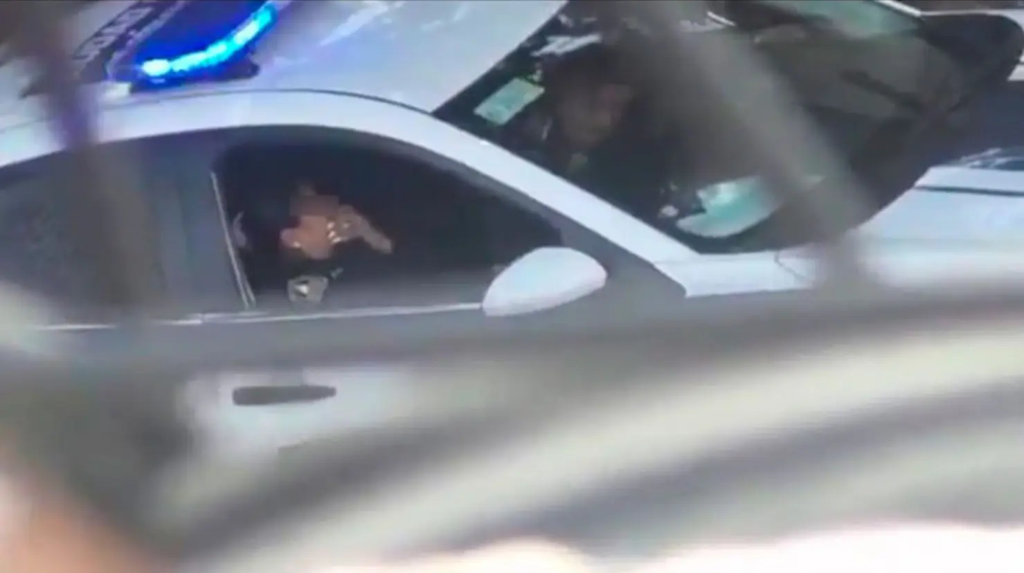 ¿Cuál sería la sanción para los policías que fueron grabados en actos sexuales en una patrulla?
