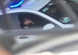 ¿Cuál sería la sanción para los policías que fueron grabados en actos sexuales en una patrulla?