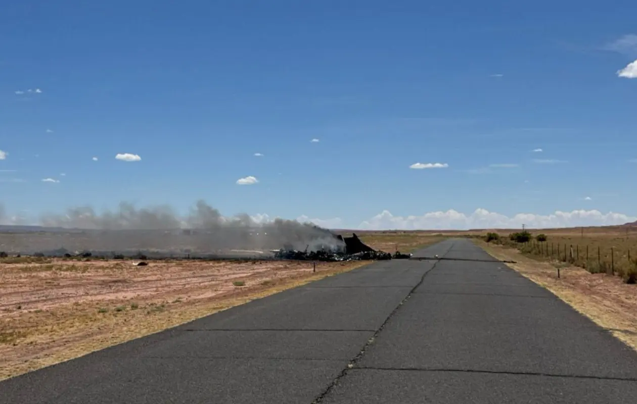 En redes sociales se compartieron imágenes de la aeronave después de incendiarse.