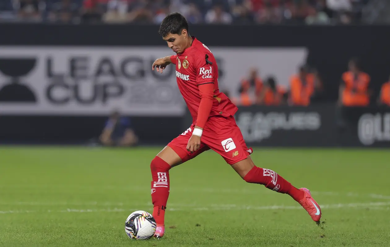 El partido inició con dominio de los visitantes.