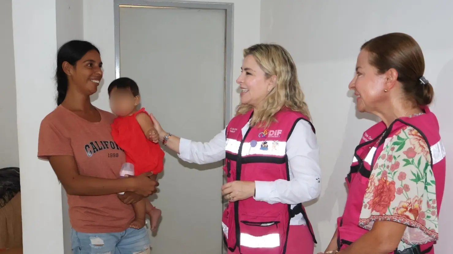 Lluvias dejan sin hogar a familia y es apoyada por DIF Navojoa