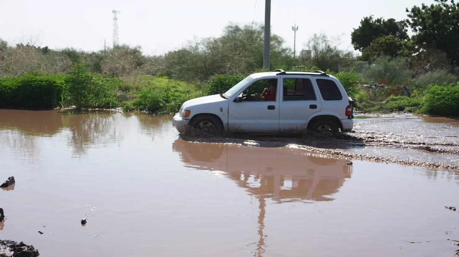 Vecinos se manifiestan por fugas de agua en colonias Santa Fe y Casa Real
