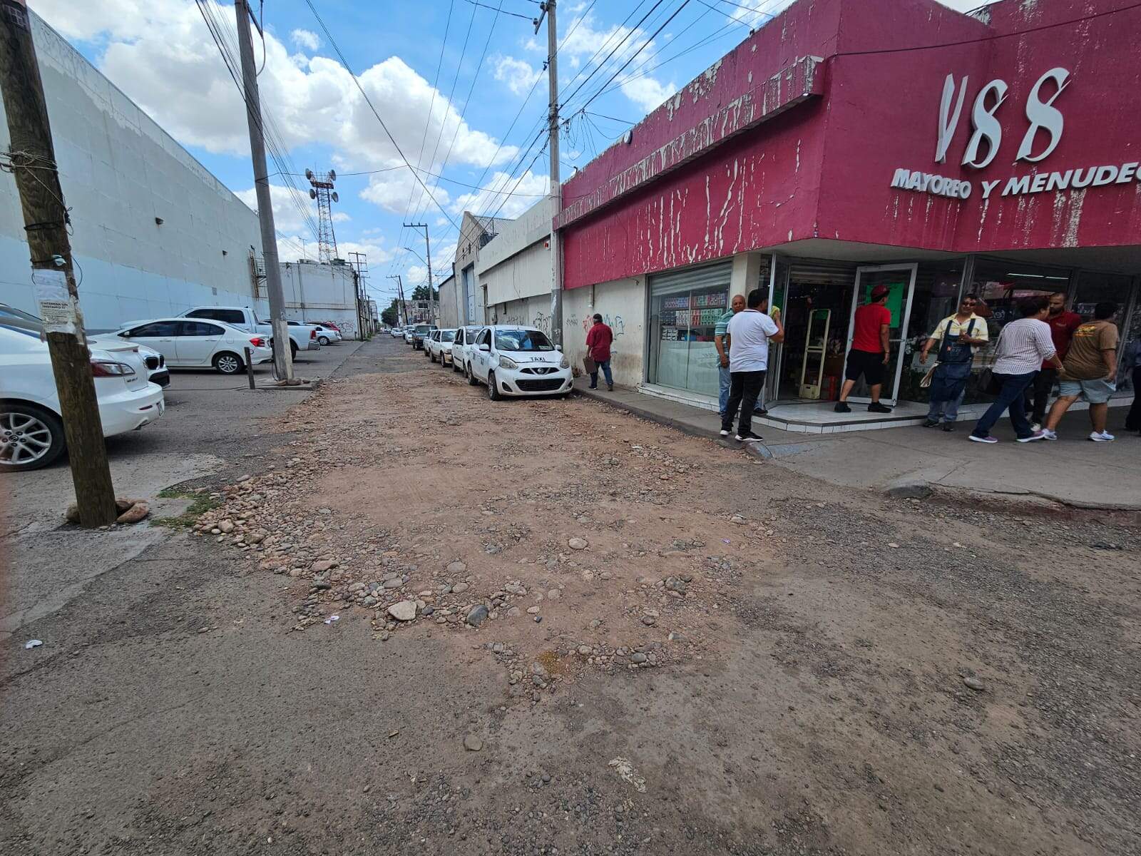 Les cayó la ley a taxistas por rehabilitar callejón