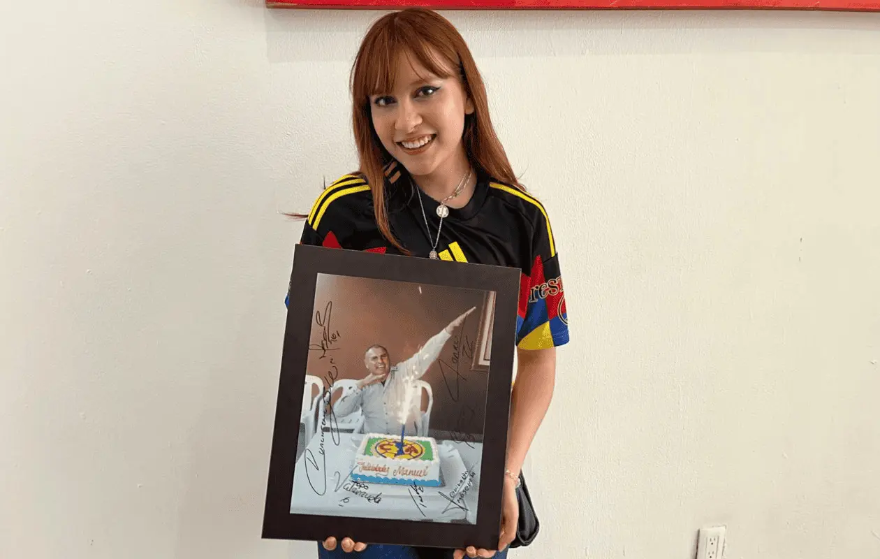 Las horas de espera valieron la pena para Estrella, pues logró unas firmas muy especiales en la foto de su papá.