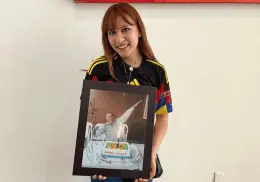 Estrella cumple el sueño de su papá: Leyendas del América firman foto del Capitán América