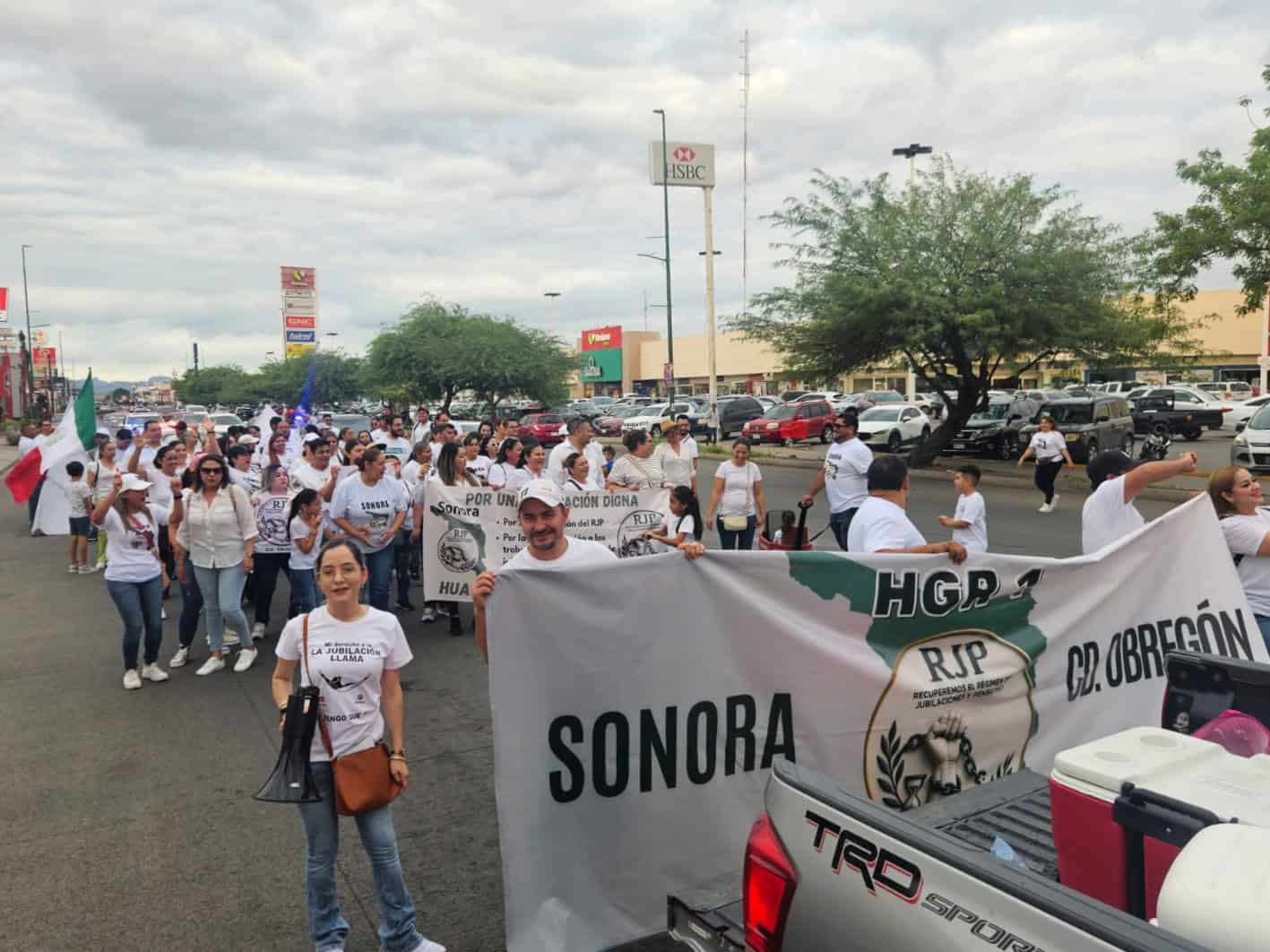 Marchan en Cajeme trabajadores del IMSS