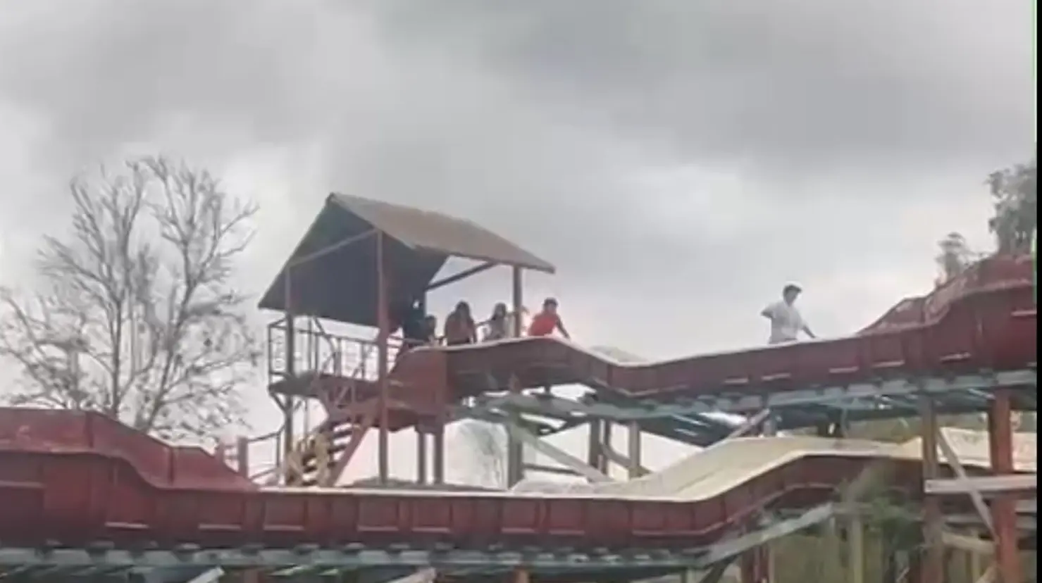 Cajemenses añoran tobogán del Parque Infantil; autoridades piden a visitantes no subirse