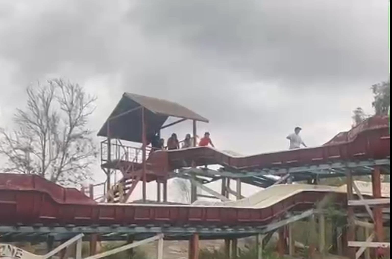 Cajemenses añoran tobogán del Parque Infantil; autoridades piden a visitantes no subirse
