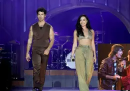 Demi Lovato y Joe Jonas reavivan la magia de Camp Rock en un histórico reencuentro en el MetLife Stadium