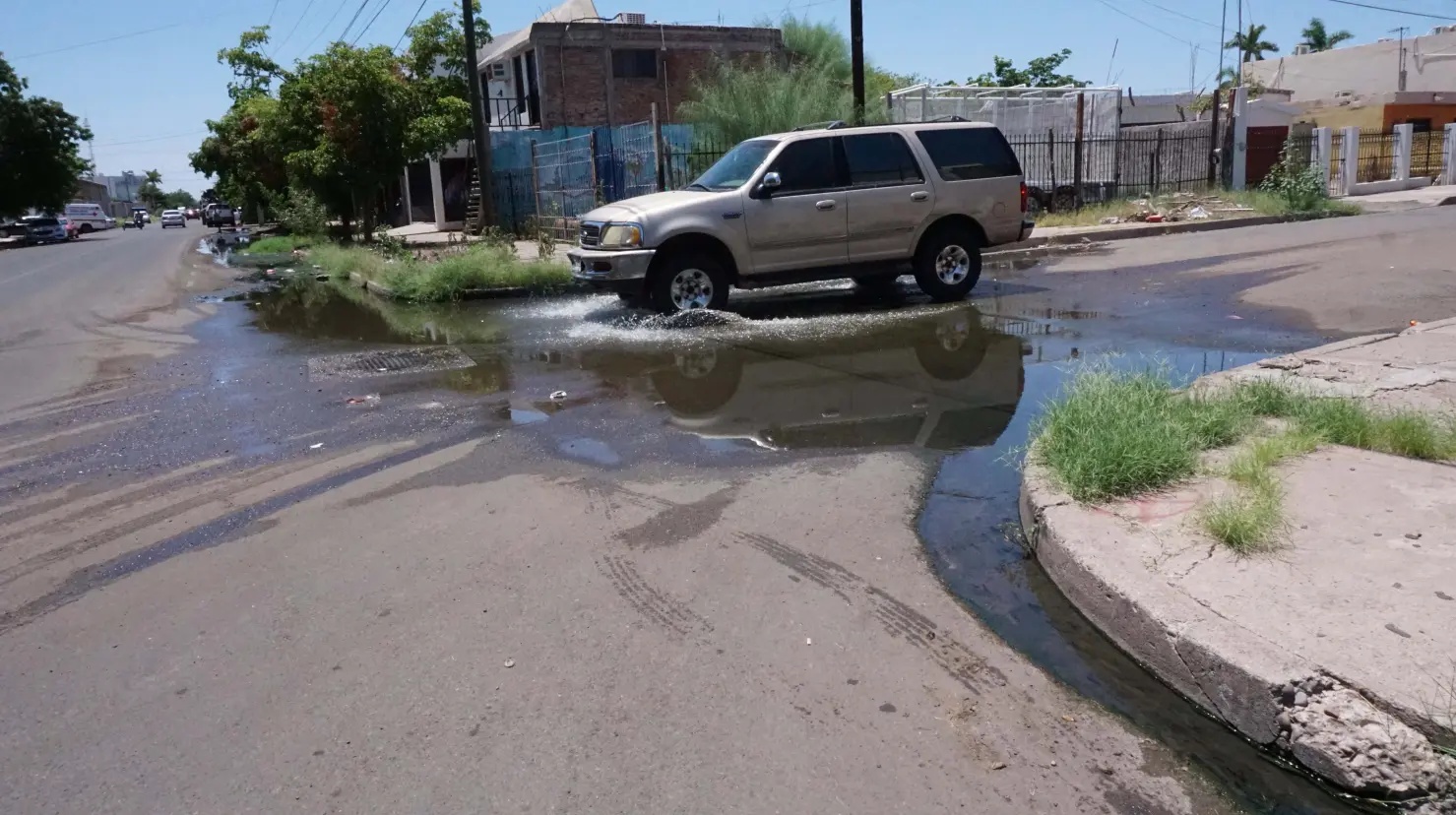 Esta calle de Cajeme fue reparada hace un año aproximadamente y se ve afectada por aguas negras