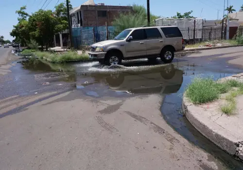 Esta calle de Cajeme fue reparada hace un año aproximadamente y se ve afectada por aguas negras