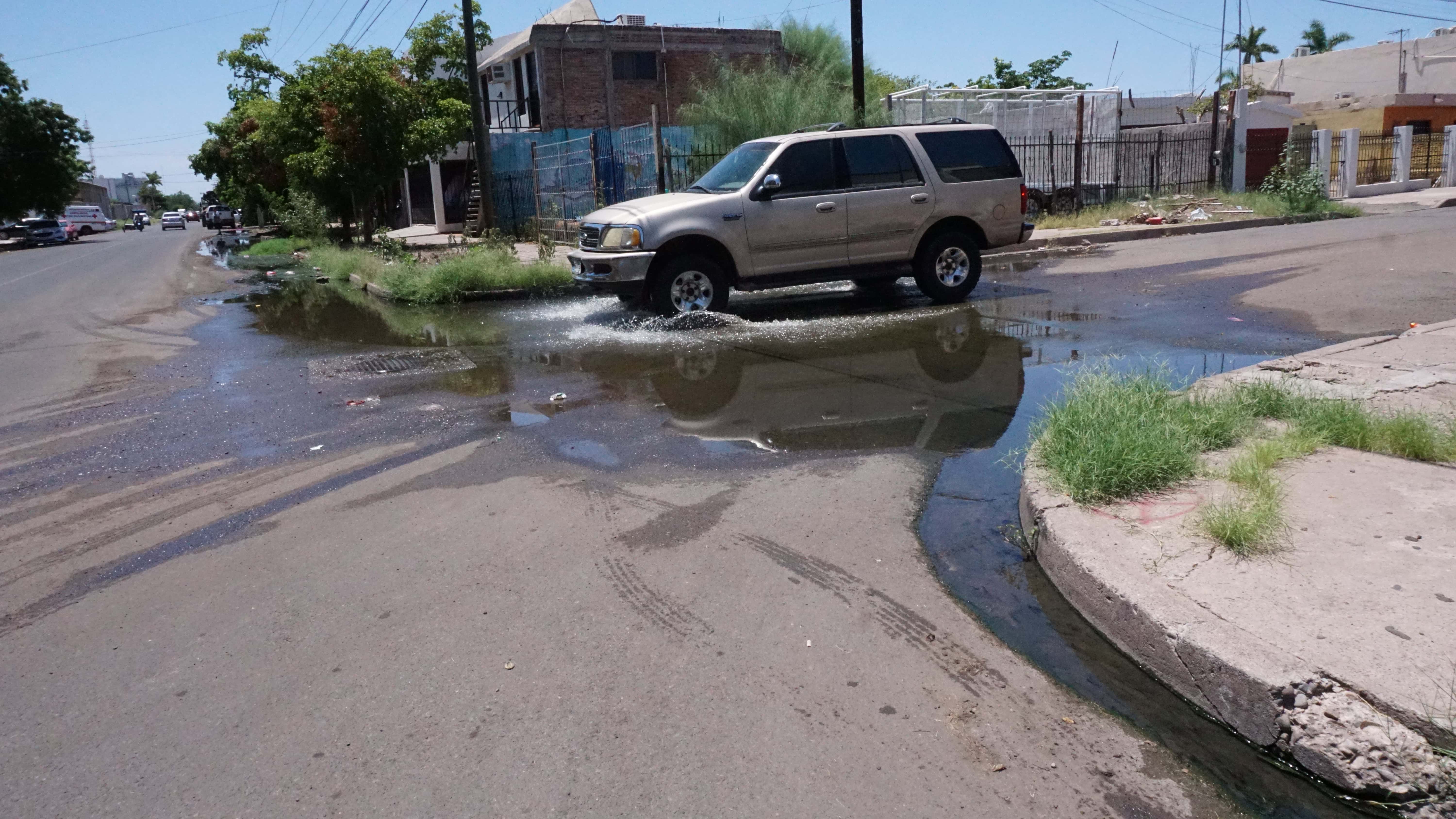 Esta calle de Cajeme fue reparada hace un año aproximadamente y se ve afectada por aguas negras