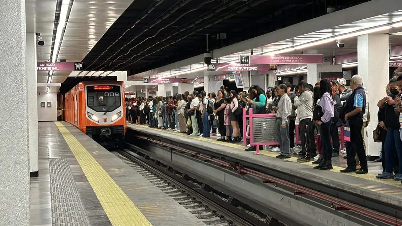 Captan el momento de una explosión en las vías de un metro en la CDMX