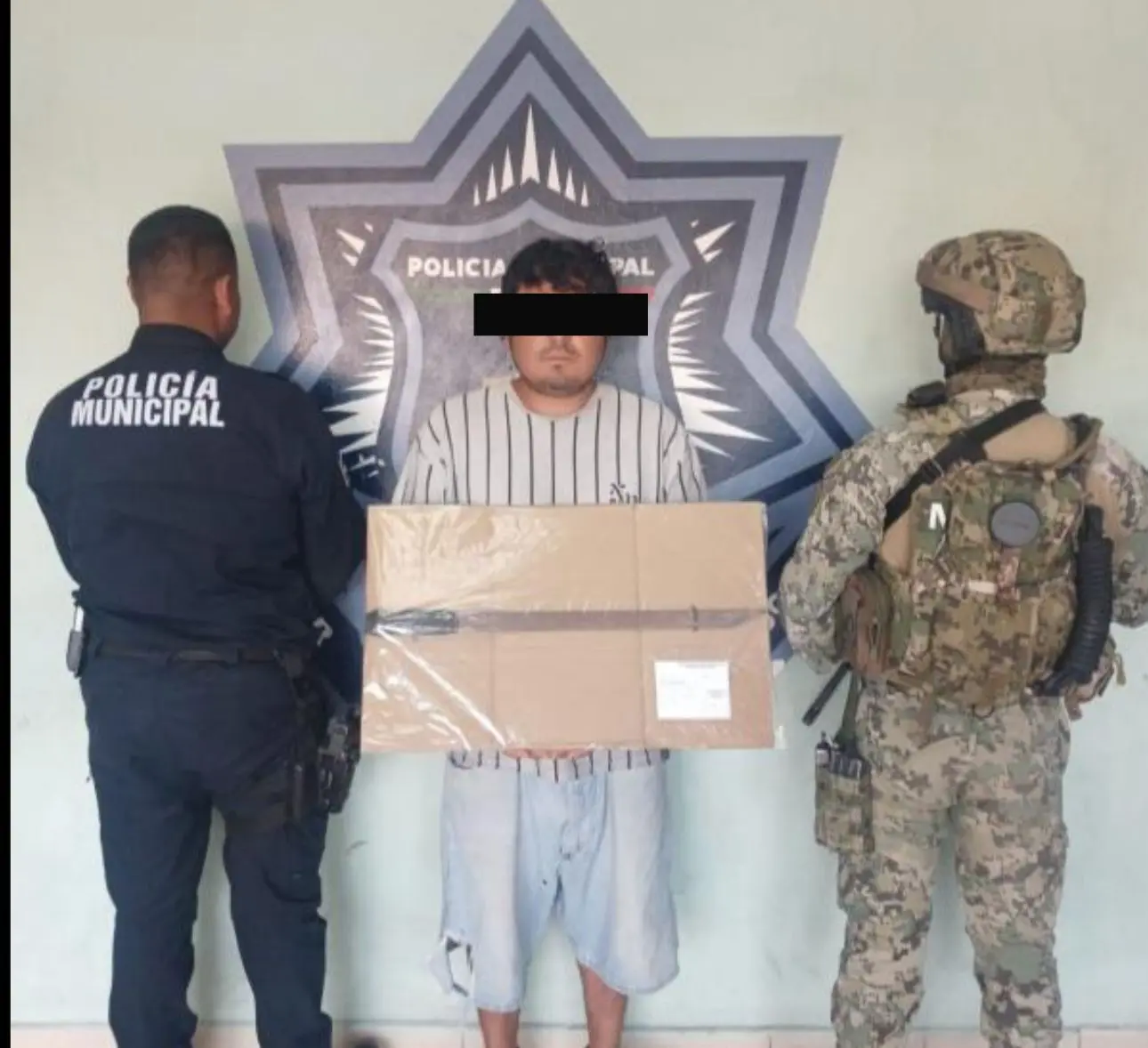 Detienen a hombre armado con machete en plaza comercial de Ciudad Obregón