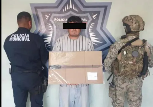 Detienen a hombre armado con machete en plaza comercial de Ciudad Obregón