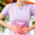 Dile adiós a la gastritis con este batido de zanahorias, espinacas y apio