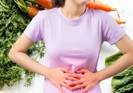 Dile adiós a la gastritis con este batido de zanahorias, espinacas y apio