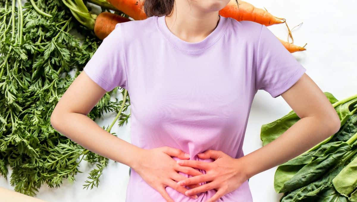 Dile adiós a la gastritis con este batido de zanahorias, espinacas y apio