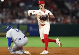 VIDEO | Angelinos concretan triple play con batazo de Shohei Ohtani