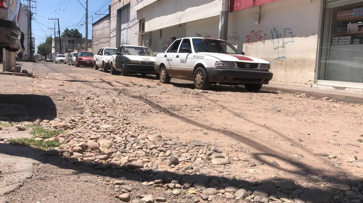 En el callejón se observa cómo los baches principales fueron tapados con tierra