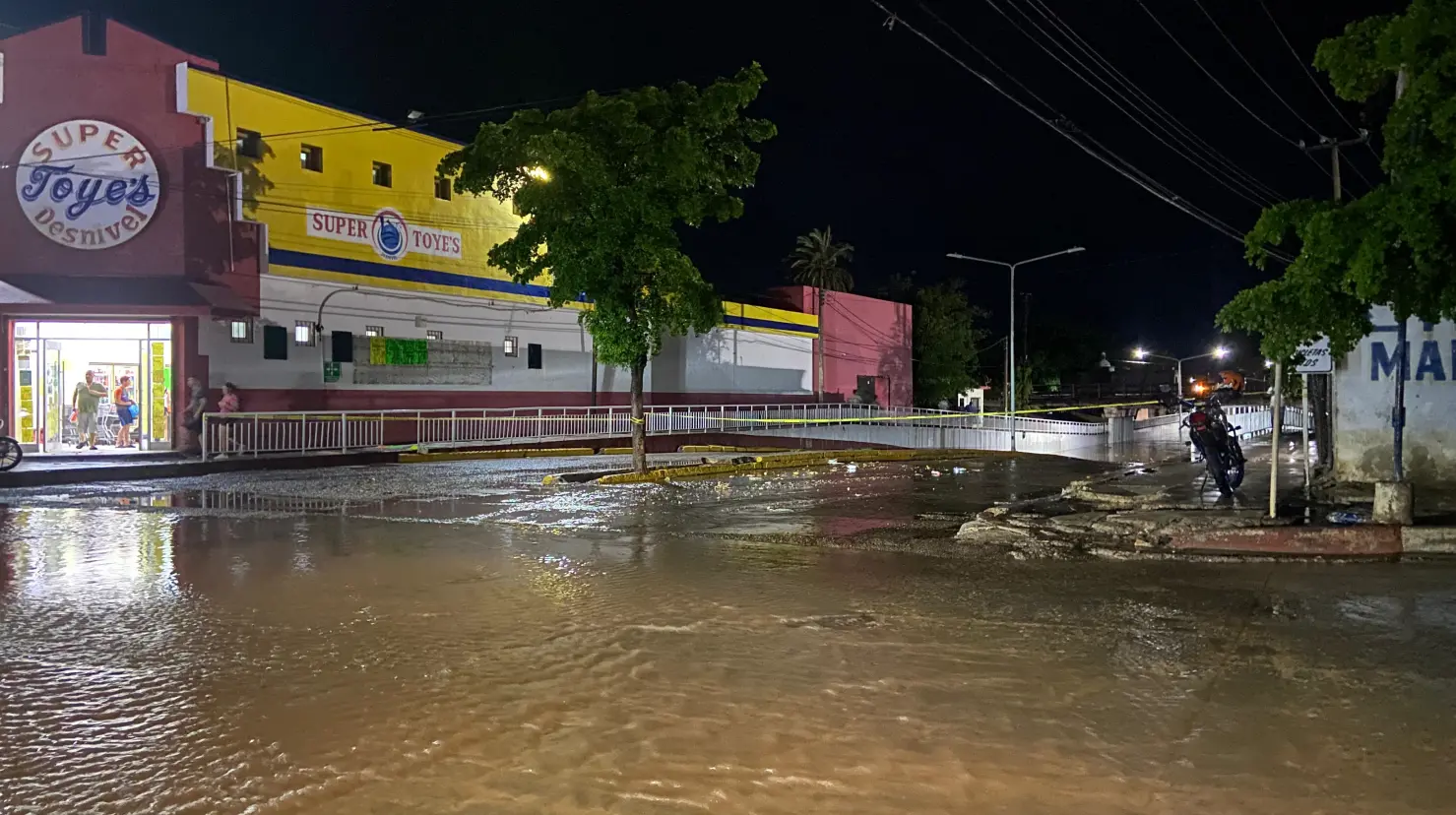 El paso desnivel fue cerrado de manera provisional por el gran acumulamiento de agua.