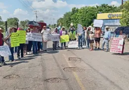Bloquean carretera Navojoa-Tesia