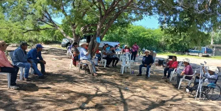 A la espera de que se acerquen funcionarios, están indígenas guarijíos.
