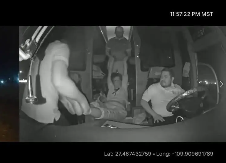 La imagen es del video expuesto en redes sociales del momento en que bajaban a las personas que trasladaron en contra de su voluntad a Navojoa