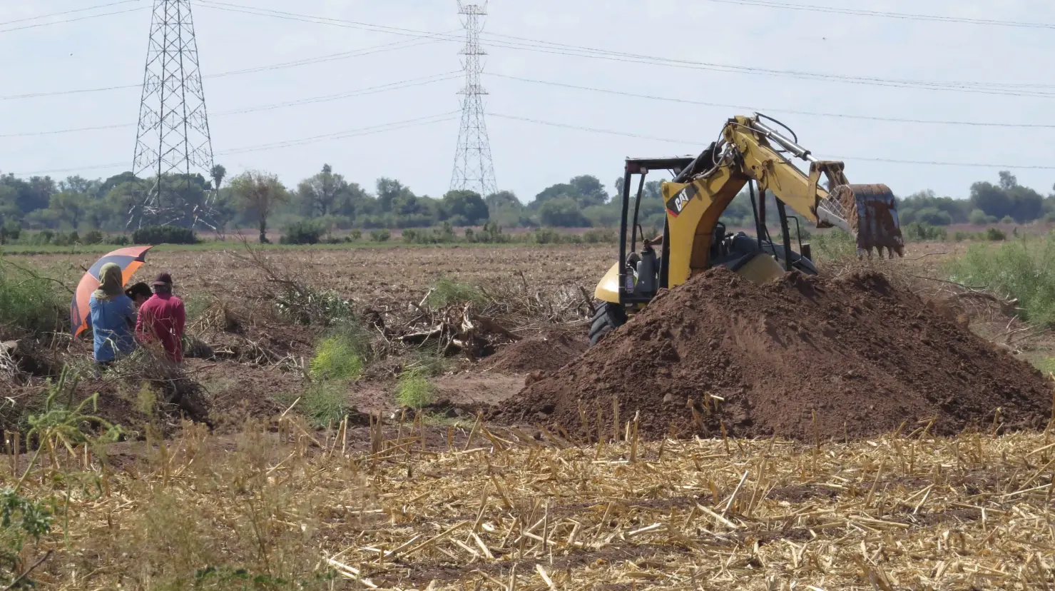 Las integrantes del grupo fueron apoyadas con una retroexcavadora, para cubrir la mayor parte de terreno posible (Foto: Roke Arballo)