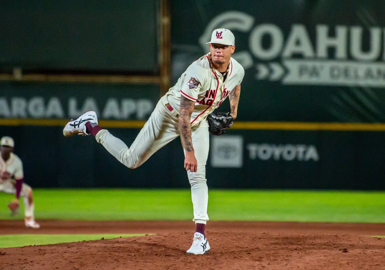 El lanzador no pudo controlar su coraje y terminó agrediendo físicamente al umpire.