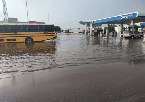 Provoca inundaciones fuerte lluvia en Navojoa