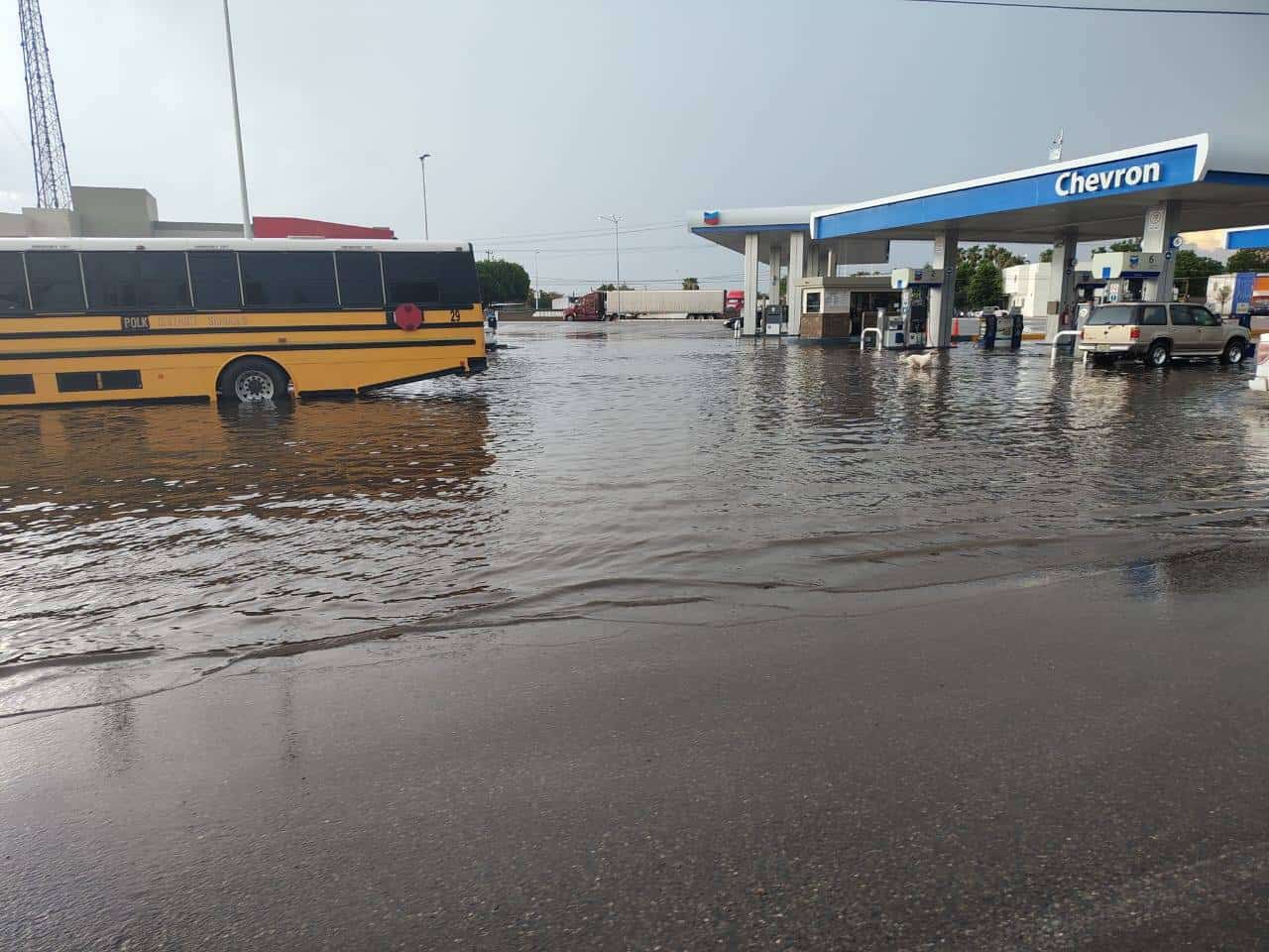 Provoca inundaciones fuerte lluvia en Navojoa