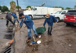 Basura tirada sobre la vía pública en Navojoa provocó inundaciones, llama PC a evitarlo