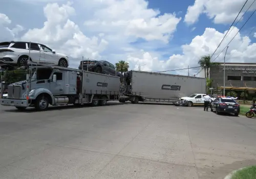 Choca pick up con tráiler en la calle Jalisco, en Ciudad Obregón