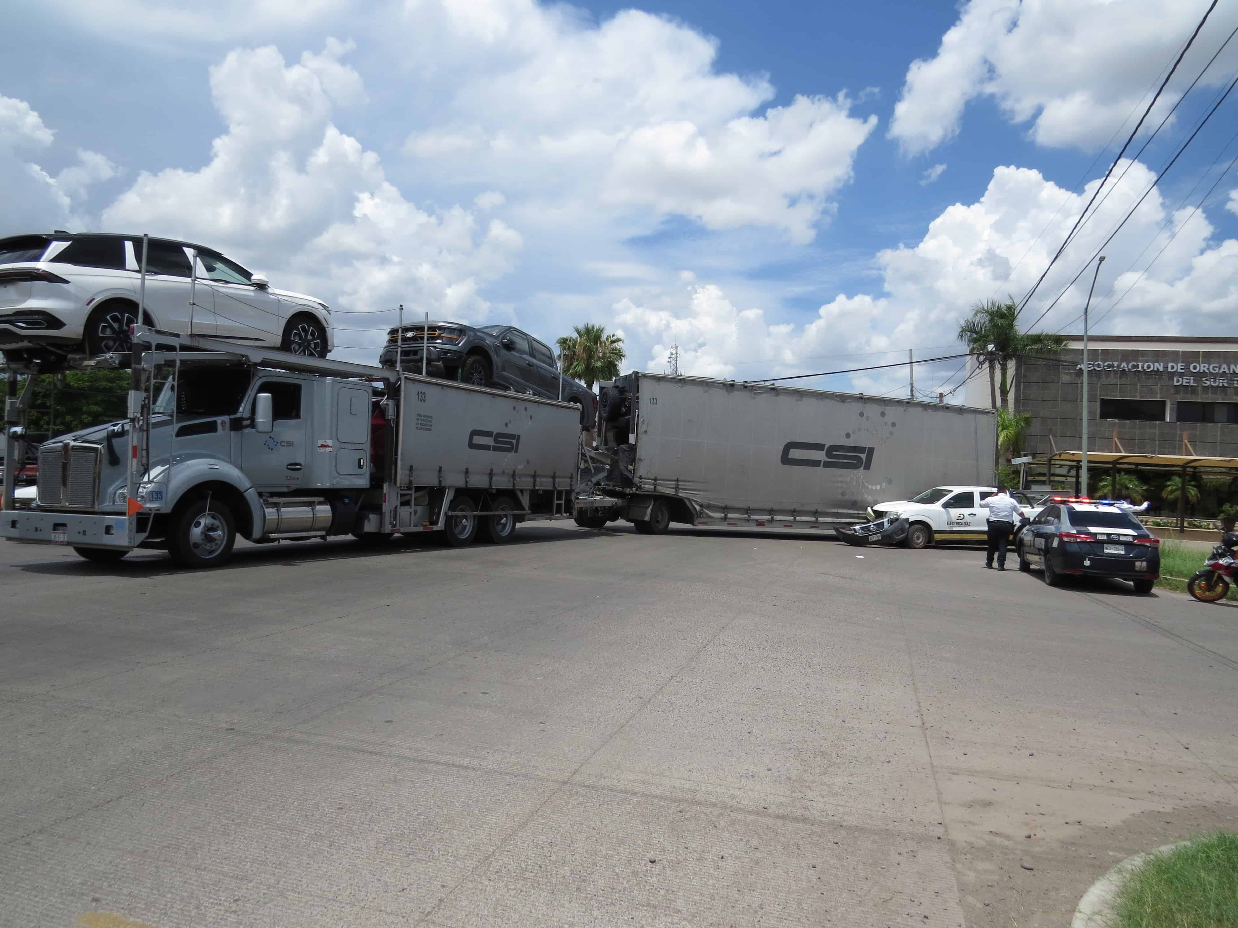 Choca pick up con tráiler en la calle Jalisco, en Ciudad Obregón